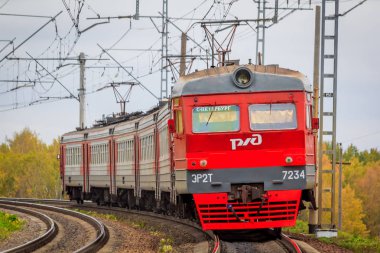 Buhar lokomotifler, elektrikli lokomotifler demiryolu parça deposunda. Depo içinde Elektrikli trenler vardır. 
