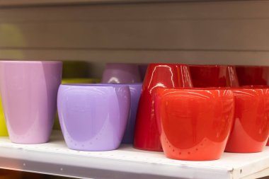 Rafta renkli plastik kaplar