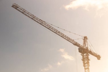 Vinçli ve mavi gökyüzü olan inşaat alanı 