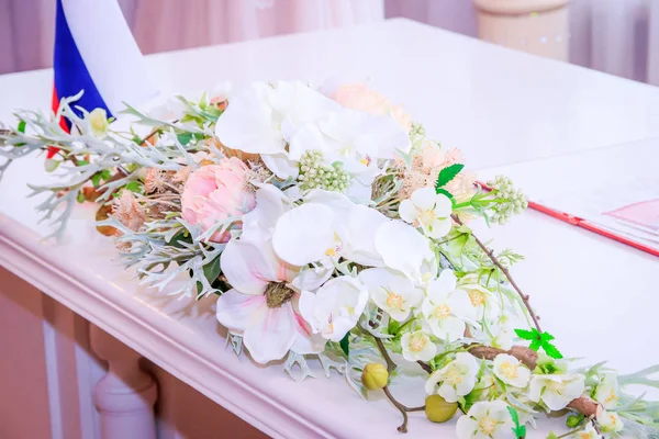 Gyönyörű Csokor Virág Asztalon — Stock Fotó