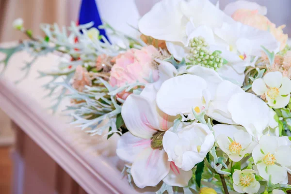 テーブルの上の花の花束 — ストック写真