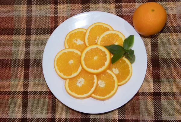 Vue Dessus Des Fruits Orange Tranchés Sur Plaque Blanche — Photo