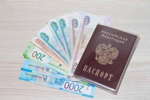 Dinheiro Passaporte Mesa — Fotografia de Stock