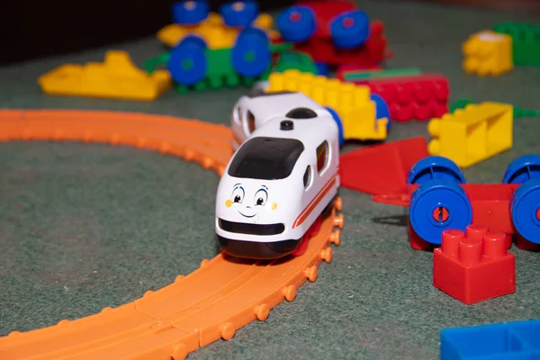 Stadyumda çocuklar oynuyor.