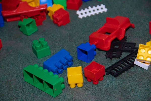 Красочные Пластиковые Игрушки Полу — стоковое фото