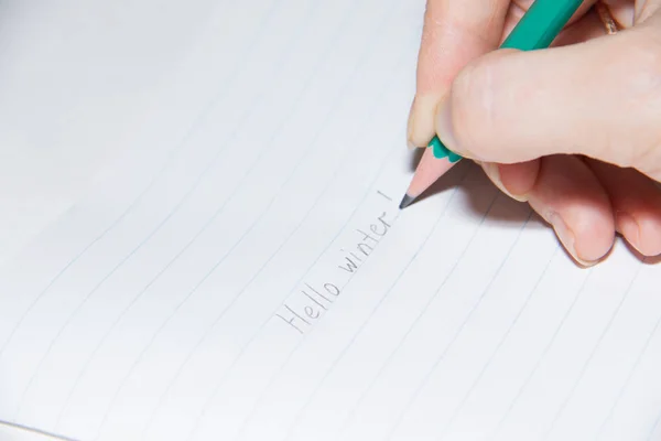 鉛筆で紙に書く女性の手のクローズ アップ — ストック写真