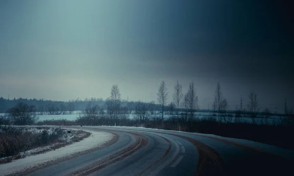 凍るような冬の道 冷ややかな日に冬の道 — ストック写真