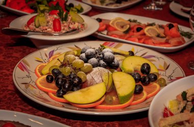 Tablo ayarı farklı lezzetli yemekler ile 