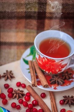 çay, tarçın çubukları, anason yıldız ile fincan yakın 