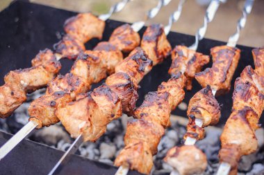 pişirme et ızgara soğan ile yakın çekim 