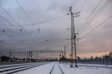 Tren. insan ve yük taşıma aracı. Şehirler ve ülkeler çevresinde seyahat