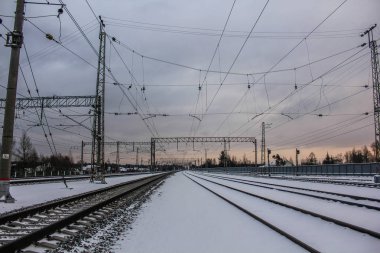 Tren. insan ve yük taşıma aracı. Şehirler ve ülkeler çevresinde seyahat