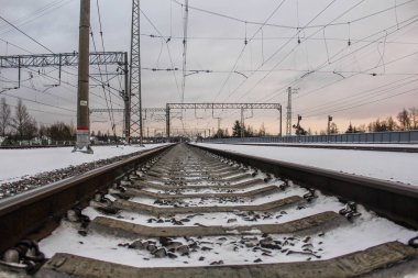 Tren. insan ve yük taşıma aracı. Şehirler ve ülkeler çevresinde seyahat