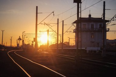 gün batımı toplu taşıma, tren. insan ve yük taşıma aracı. Şehirler ve ülkeler çevresinde seyahat