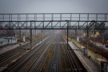 Tren. insan ve yük taşıma aracı. Şehirler ve ülkeler çevresinde seyahat
