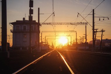 gün batımı toplu taşıma, tren. insan ve yük taşıma aracı. Şehirler ve ülkeler çevresinde seyahat