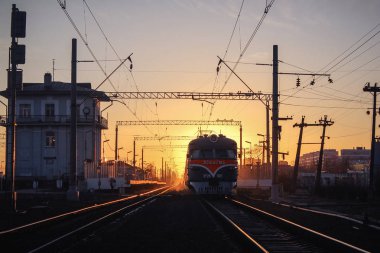 gün batımı toplu taşıma, tren. insan ve yük taşıma aracı. Şehirler ve ülkeler çevresinde seyahat