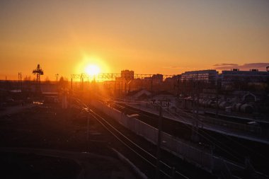 gün batımı toplu taşıma, tren. insan ve yük taşıma aracı. Şehirler ve ülkeler çevresinde seyahat