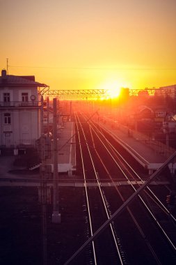 gün batımı toplu taşıma, tren. insan ve yük taşıma aracı. Şehirler ve ülkeler çevresinde seyahat