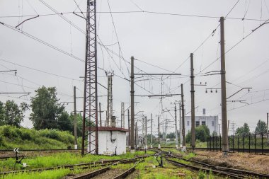 Buhar lokomotifler, elektrikli lokomotifler demiryolu parça deposunda. Elektrikli tren deposunda bulunmaktadır. St Petersburg, Rusya, Yaz 2016