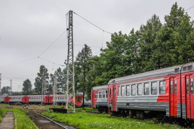 Buhar lokomotifler, elektrikli lokomotifler demiryolu parça deposunda. Elektrikli tren deposunda bulunmaktadır. St Petersburg, Rusya, Yaz 2016