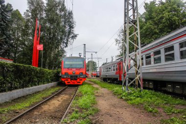 Buhar lokomotifler, elektrikli lokomotifler demiryolu parça deposunda. Elektrikli tren deposunda bulunmaktadır. St Petersburg, Rusya, Yaz 2016