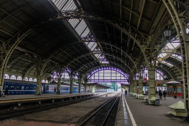 Cam çatılı tren istasyonu manzarası