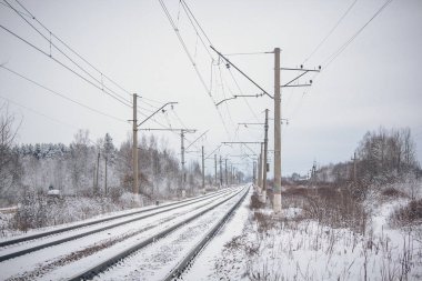 Tren. insan ve yük taşıma aracı. Şehirler ve ülkeler çevresinde seyahat
