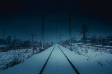 Tren. insan ve yük taşıma aracı. Şehirler ve ülkeler çevresinde seyahat