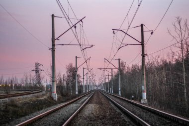 Tren. insan ve yük taşıma aracı. Şehirler ve ülkeler çevresinde seyahat