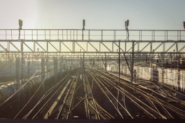 gün batımı toplu taşıma, tren. insan ve yük taşıma aracı. Şehirler ve ülkeler çevresinde seyahat