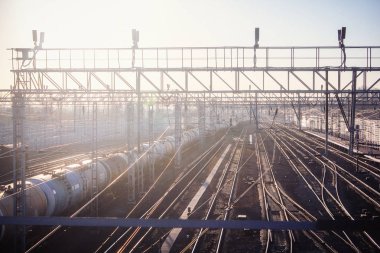 gün batımı toplu taşıma, tren. insan ve yük taşıma aracı. Şehirler ve ülkeler çevresinde seyahat