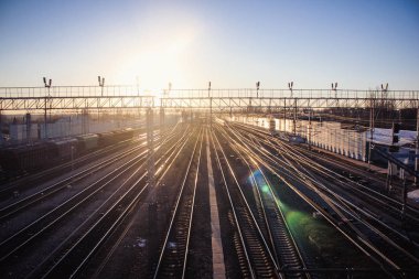 gün batımı toplu taşıma, tren. insan ve yük taşıma aracı. Şehirler ve ülkeler çevresinde seyahat