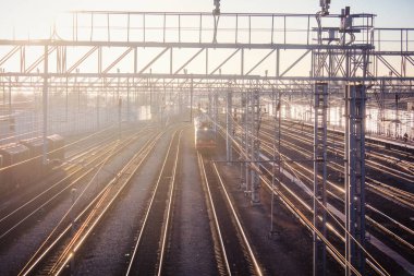 gün batımı toplu taşıma, tren. insan ve yük taşıma aracı. Şehirler ve ülkeler çevresinde seyahat