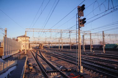gün batımı toplu taşıma, tren. insan ve yük taşıma aracı. Şehirler ve ülkeler çevresinde seyahat
