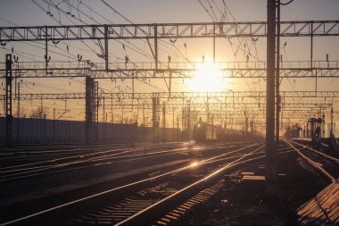 gün batımı toplu taşıma, tren. insan ve yük taşıma aracı. Şehirler ve ülkeler çevresinde seyahat