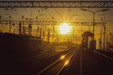 gün batımı toplu taşıma, tren. insan ve yük taşıma aracı. Şehirler ve ülkeler çevresinde seyahat