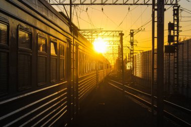 gün batımı toplu taşıma, tren. insan ve yük taşıma aracı. Şehirler ve ülkeler çevresinde seyahat