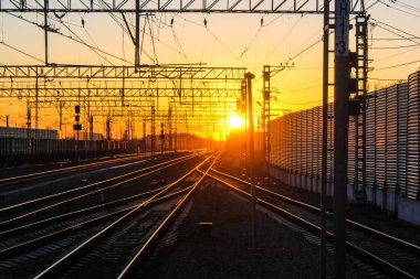 gün batımı toplu taşıma, tren. insan ve yük taşıma aracı. Şehirler ve ülkeler çevresinde seyahat
