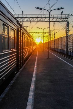 gün batımı toplu taşıma, tren. insan ve yük taşıma aracı. Şehirler ve ülkeler çevresinde seyahat