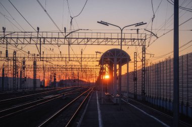 gün batımı toplu taşıma, tren. insan ve yük taşıma aracı. Şehirler ve ülkeler çevresinde seyahat