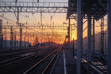 gün batımı toplu taşıma, tren. insan ve yük taşıma aracı. Şehirler ve ülkeler çevresinde seyahat