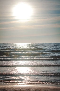 Bay denizin üzerinde yaz günbatımı. Akşam yaz. Deniz on Sunset. Dalgalar ve gökyüzü. Dinlenmek ve seyahat. Relax arka plan