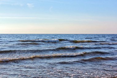 Bay denizin üzerinde yaz günbatımı. Akşam yaz. Deniz on Sunset. Dalgalar ve gökyüzü. Dinlenmek ve seyahat. Relax arka plan