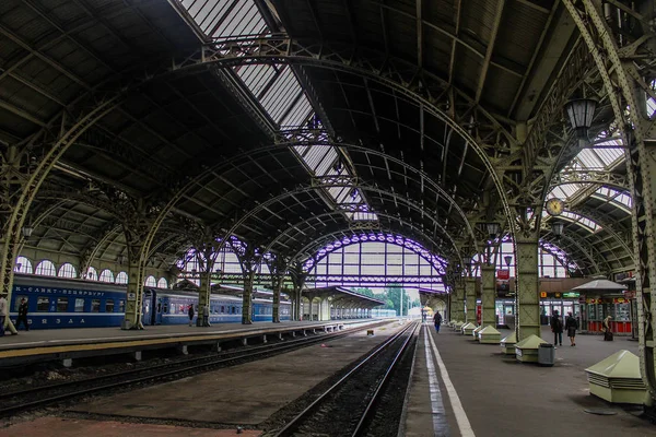 Cam çatılı tren istasyonu manzarası