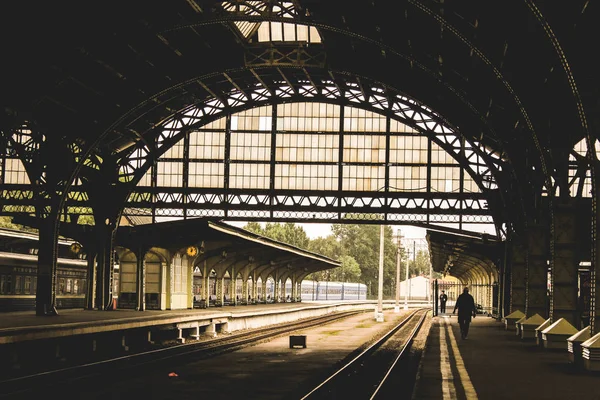Blick Auf Den Bahnhof Mit Glasdach — Stockfoto