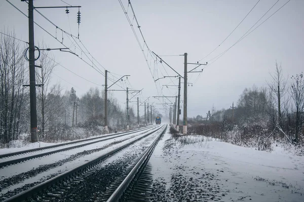 Tren. insan ve yük taşıma aracı. Şehirler ve ülkeler çevresinde seyahat