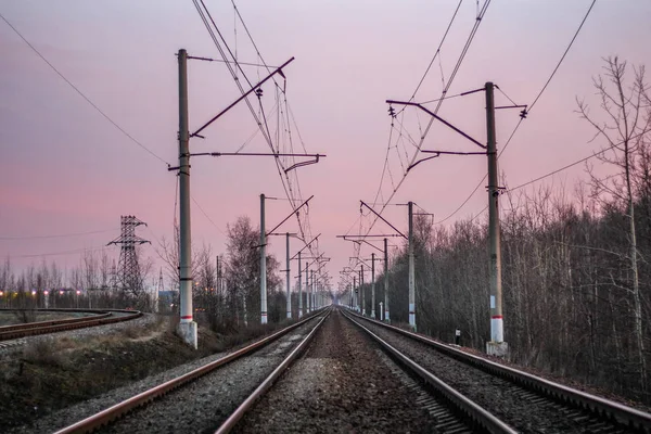 Tren. insan ve yük taşıma aracı. Şehirler ve ülkeler çevresinde seyahat