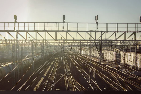 gün batımı toplu taşıma, tren. insan ve yük taşıma aracı. Şehirler ve ülkeler çevresinde seyahat
