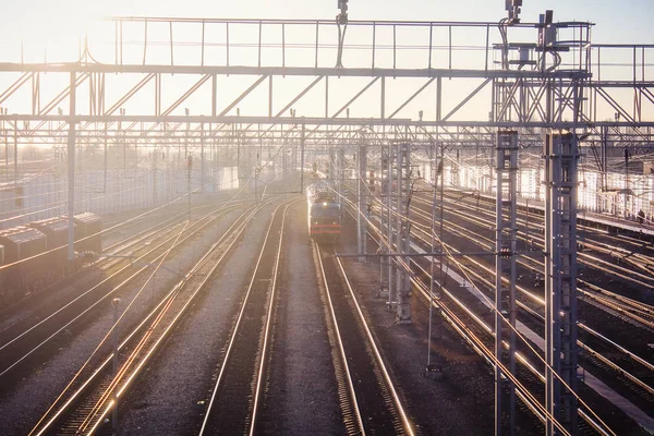 gün batımı toplu taşıma, tren. insan ve yük taşıma aracı. Şehirler ve ülkeler çevresinde seyahat